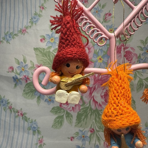 Vtg wood wooden Christmas ornaments 1970s knitted hats girls  retro crochet kmit - Picture 2 of 6